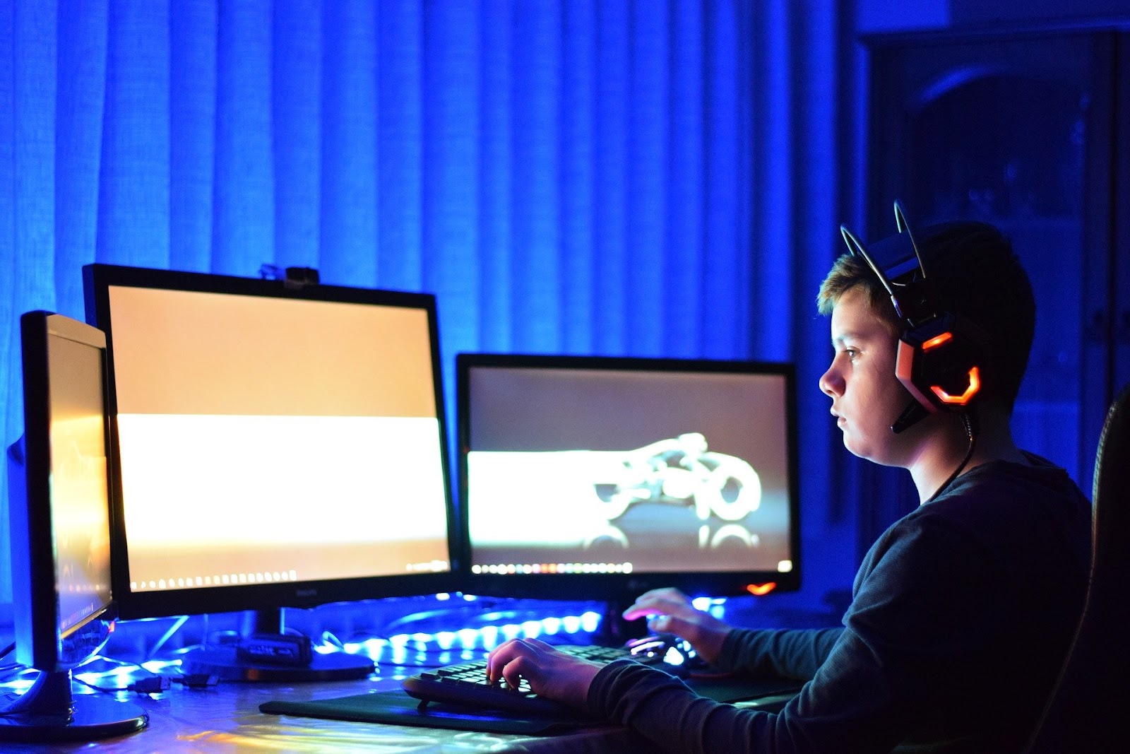 Online game creators can actually make a profit for turning their online games into businesses.